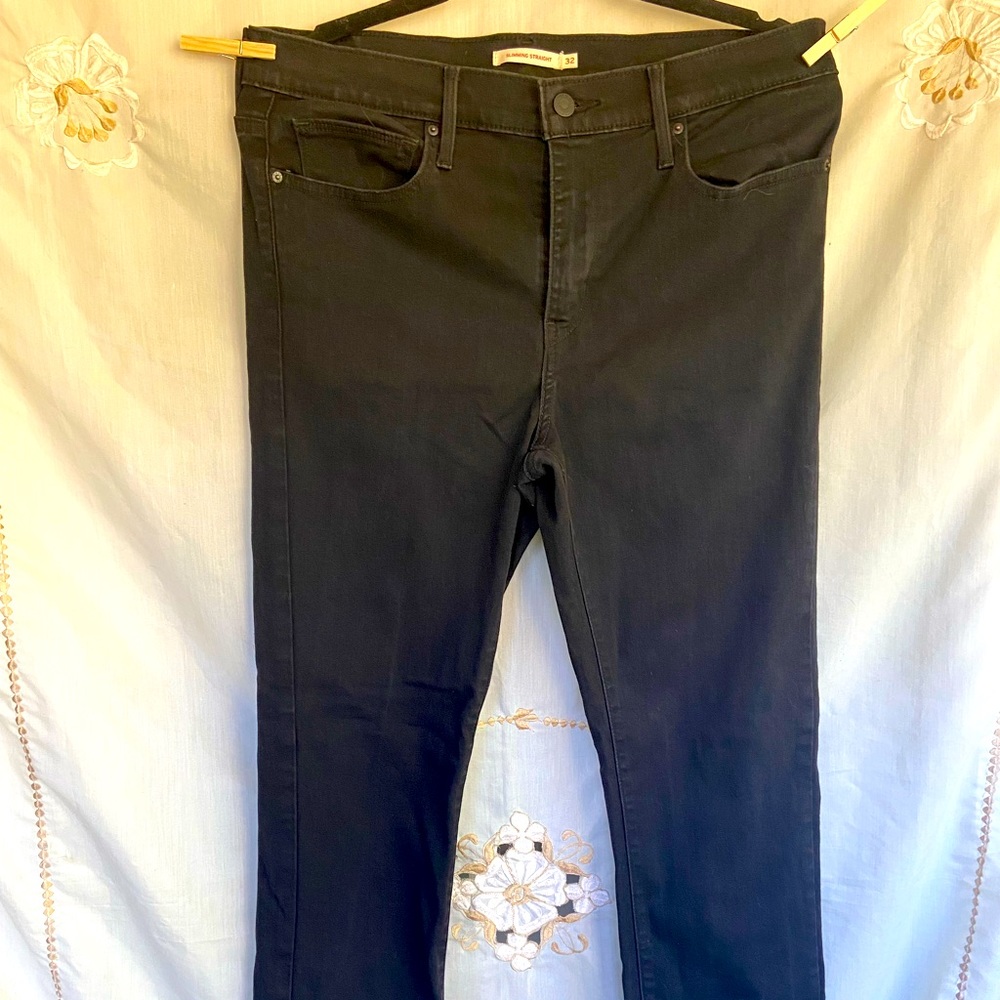 Slimming straight Levi’s women’s size 32 pants